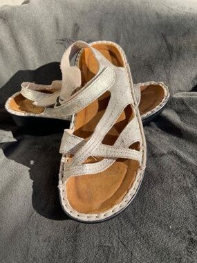 Naot Womens Sandals Gold SZ 7 37 Comfort